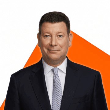 Portrait d'Hubert Bolduc sur fond orange