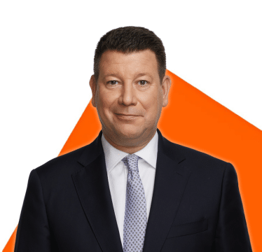 Portrait d'Hubert Bolduc sur fond orange
