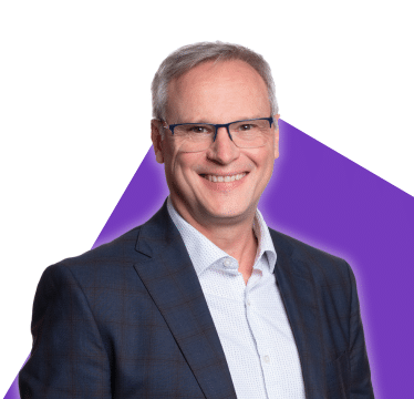 Portrait de Carle Pomerleau sur fond violet
