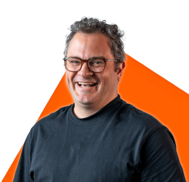 Portrait de Christian L'Heureux sur fond orange