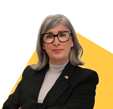 Portrait de Danielle M. Roy sur fond jaune
