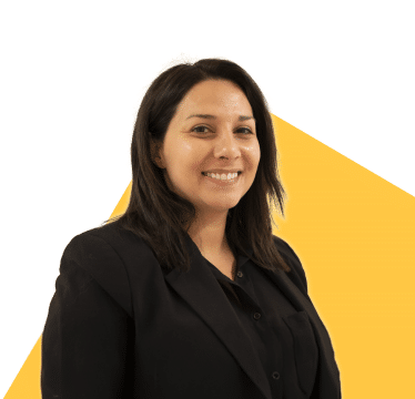 Portrait d'Hassina Lounas sur fond jaune