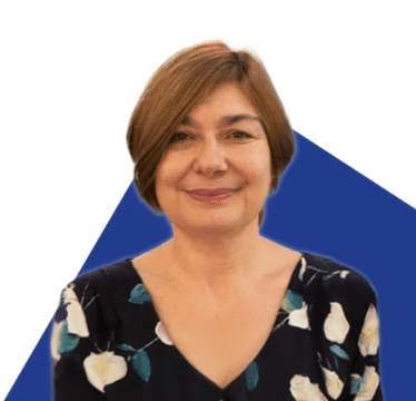 Portrait d'Isabelle Henrion sur un fond bleu