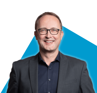 Portrait de Jens Bungardt sur fond bleu