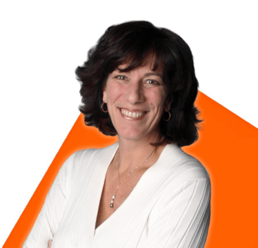 Portrait de Lucie Rémillard sur fond orange