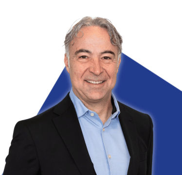 Portrait de Marc-André Gemme sur un fond bleu