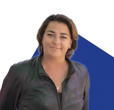 Portrait de Mylène Paré sur un fond bleu