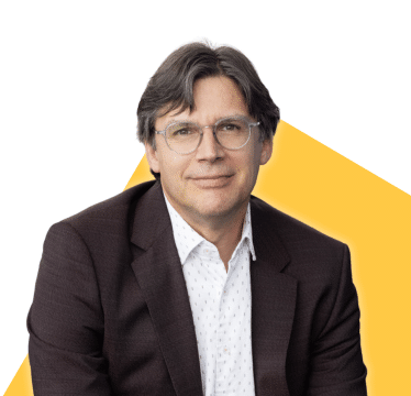 Portrait de Raymond Guay sur fond jaune