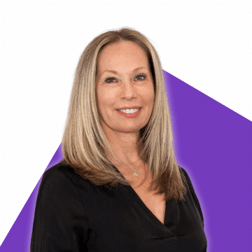 Portrait de Renée Langlois sur fond violet