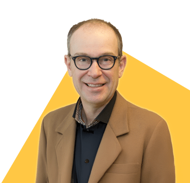 Portrait de Robert Lessard sur fond jaune
