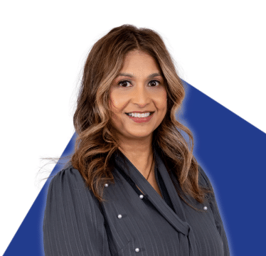Portrait de Sabrina Pergass sur un fond bleu
