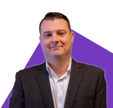 Portrait de Simon Harris sur fond violet