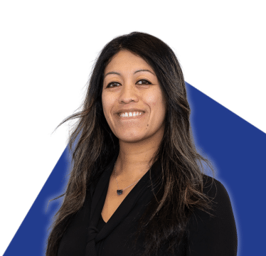 Portrait de Stephanie Rajaonarivelo sur un fond bleu