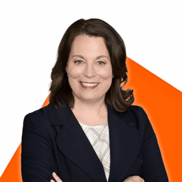 Portrait d'Annie Tremblay sur fond orange