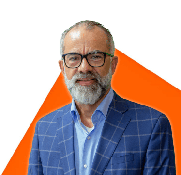Portrait de Louis Dubé sur fond orange