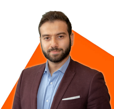 Portrait de Sofiane Benyouci sur fond orange