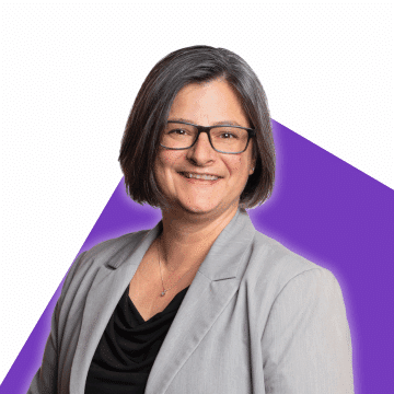 Portrait de Karine Plamondon sur fond violet