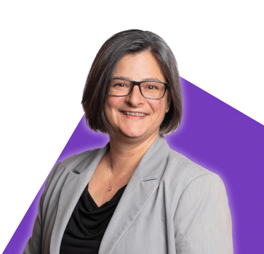 Portrait de Karine Plamondon sur fond violet