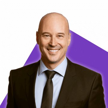 Portrait de Luc Charbonneau sur fond violet