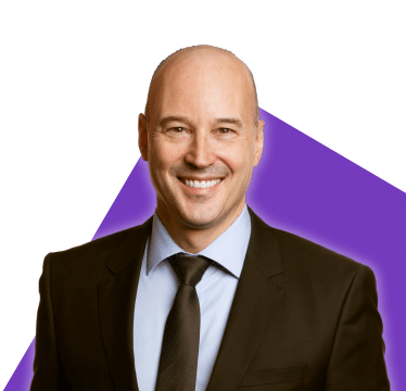 Portrait de Luc Charbonneau sur fond violet