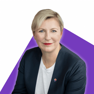 Portrait de Emmanuelle Legault sur fond violet