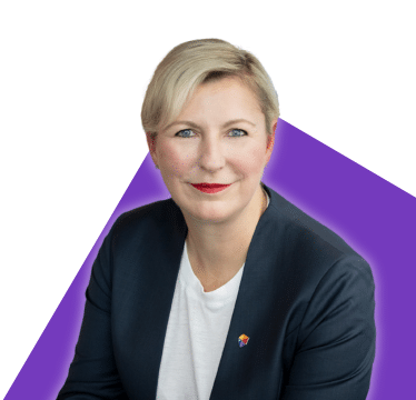 Portrait de Emmanuelle Legault sur fond violet
