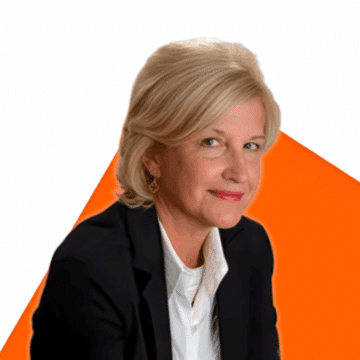 Portrait de Josée Gravel sur fond orange