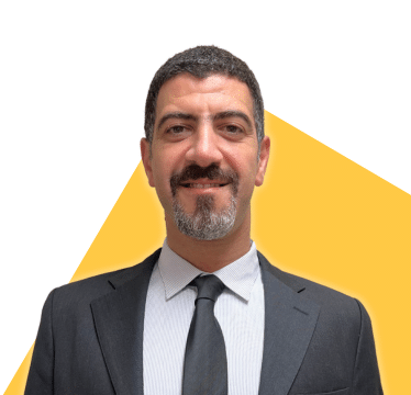 Portrait de Paul Keyrouz sur fond jaune