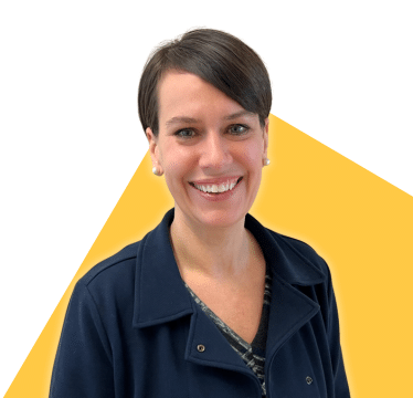 Portrait de Claudia Joly sur fond jaune