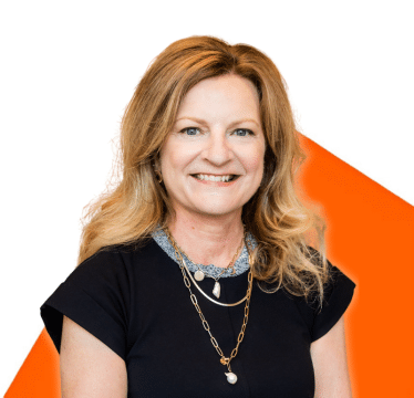 Portrait de Lisa Swiderski sur fond orange