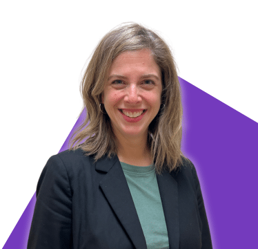 Portrait de Marie-Claude Lizée sur fond violet