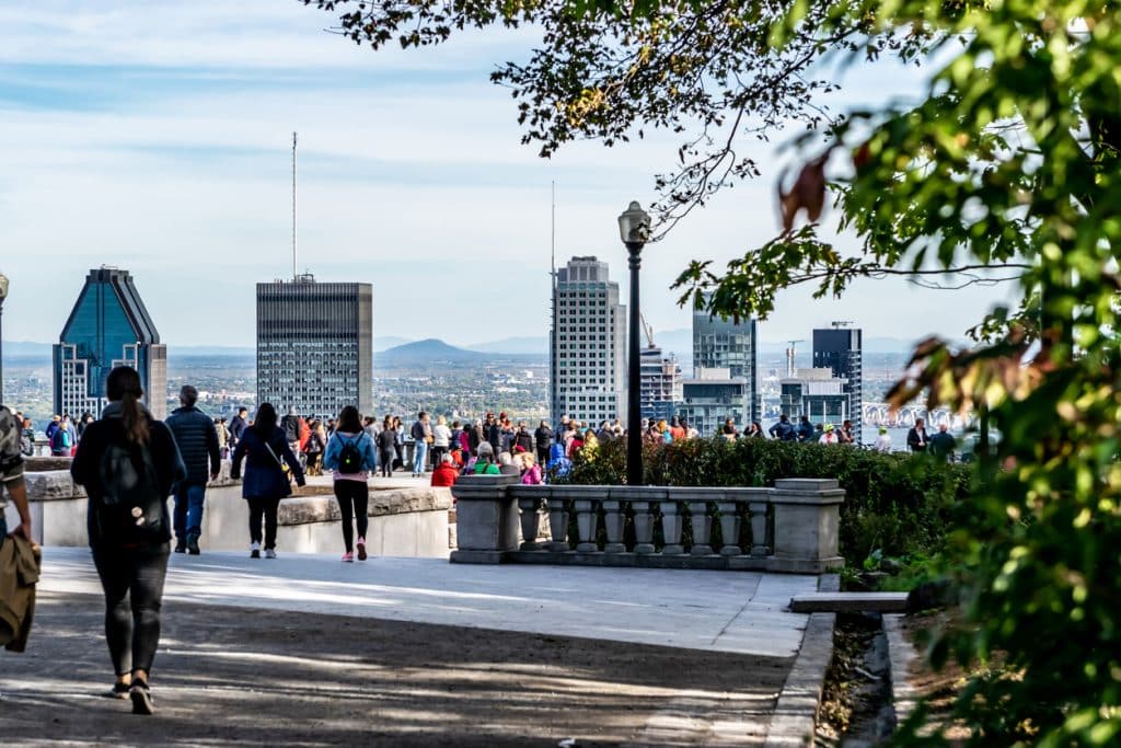 Vue du Mont Royal. People looking at Montreal cityscape in autumn. Crédits A&J Fotos.