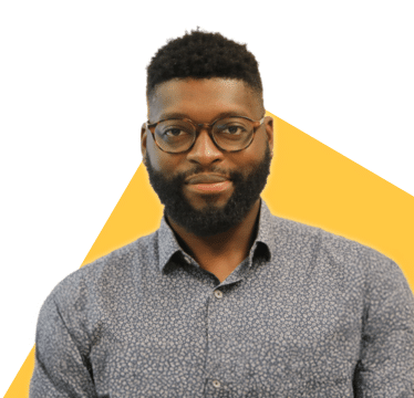 Portrait de Jeffrey Romain sur fond jaune