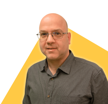 Portrait d'Alessandro Senerchia sur fond jaune