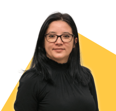Portrait de Alina Ignat sur fond jaune