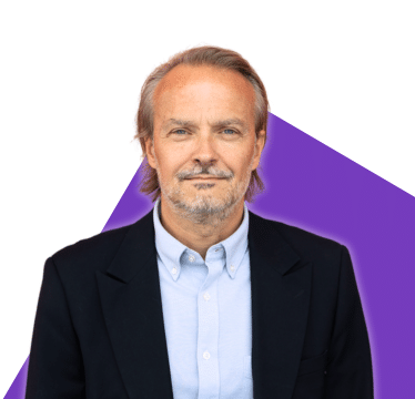 Portrait de Nicolas Joel sur fond violet