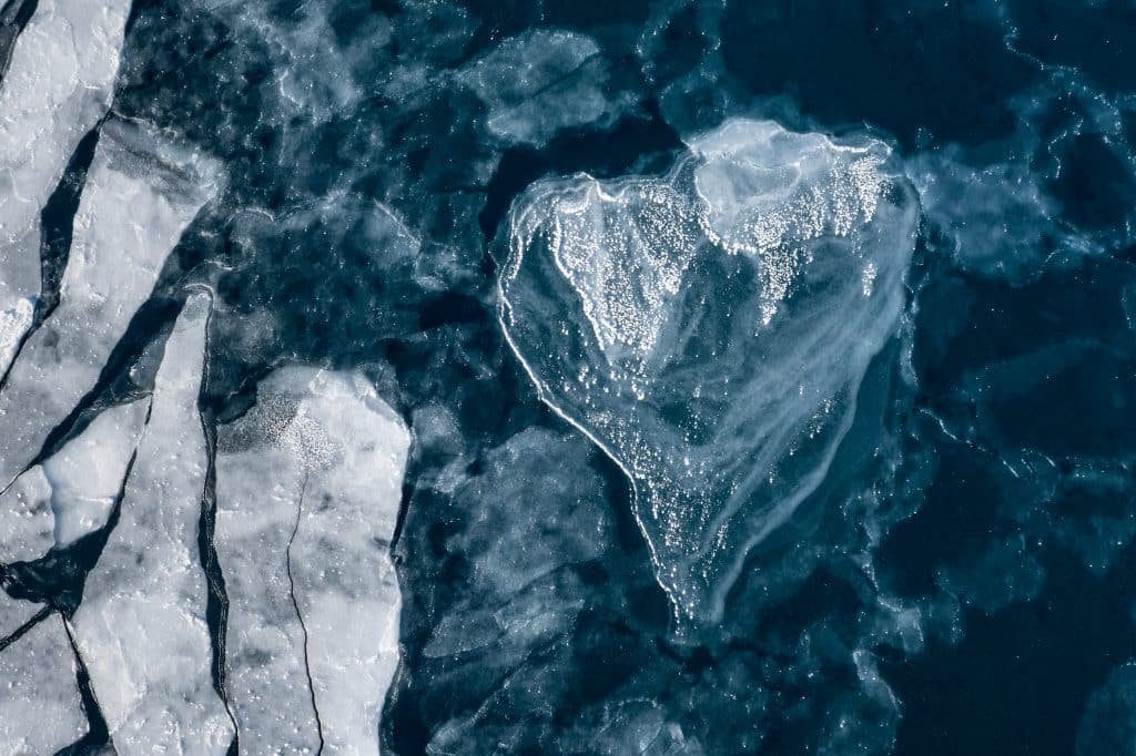 Vue aérienne de la banquise avec un iceberg formant un cœur