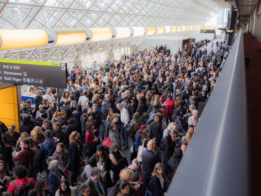 Une foule de personnes dans le hall du 2e étage du Palais.