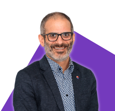 Portrait de Christian Zarka sur fond violet