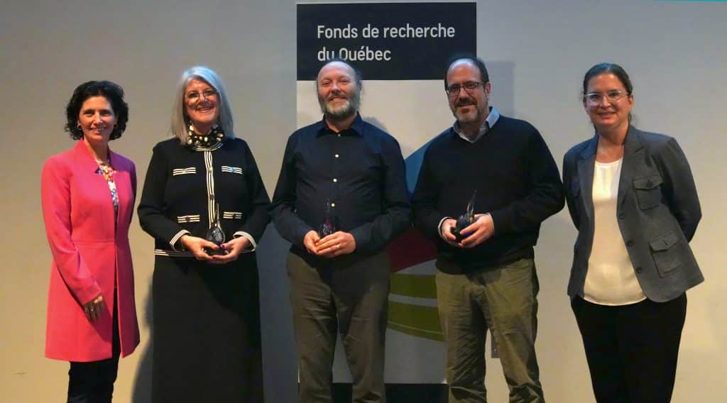 De gauche à droite : Pre Catherine Morency, présidente du Club des Ambassadeurs du Palais des congrès de Montréal, la lauréate Marie Hatem, professeure titulaire au Département de médecine sociale et préventive de l’École de santé publique de l’Université de Montréal, le lauréat Gilles Pesant, professeur titulaire au Département de génie informatique et génie logiciel de Polytechnique Montréal, le lauréat Jose Teodoro, professeur au Département de Biochimie de l’Université McGill, Mylène Gosselin, responsable de programmes au FRQ.