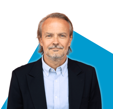 Portrait de Nicolas Joel sur fond bleu