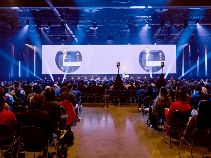 Conférence pendant l'événement ALL IN.