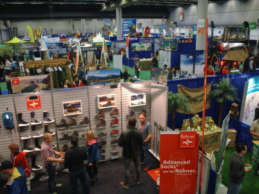 Plusieurs kiosques vu du haut au Salon Aventure et Plein-Air