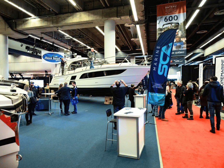 Salon internationale du bateau avec un yatch et des gens autour. 