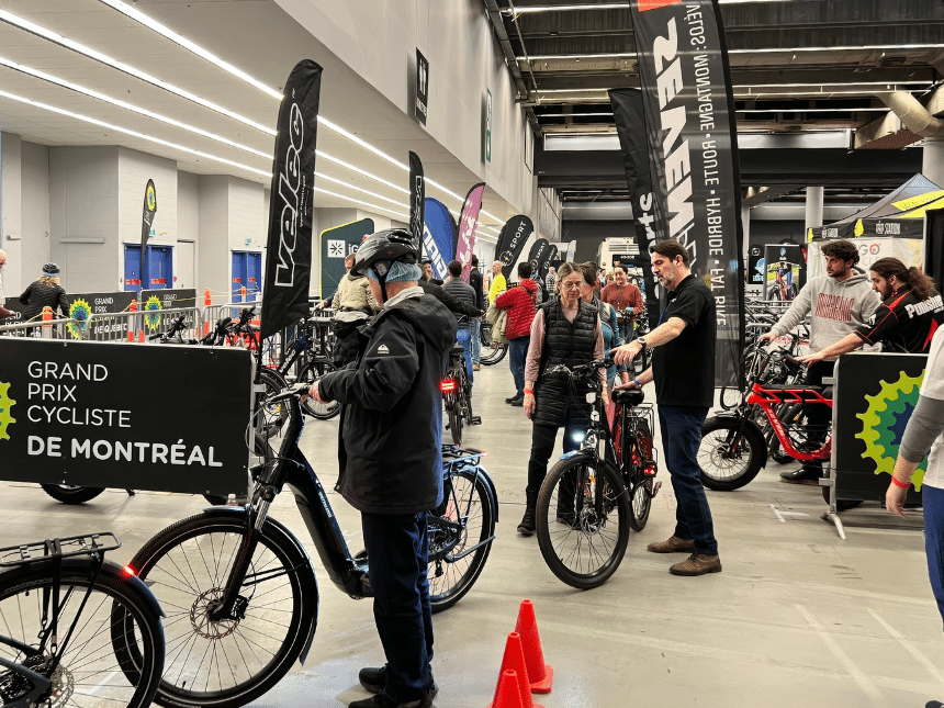 2 personnes testant un vélo au Salon du vélo