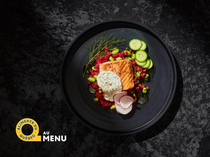 Plat Maestro Culinaire sur assiette noir et fond noir, avec le logo Aliments du Québec au menu en bas à gauche.