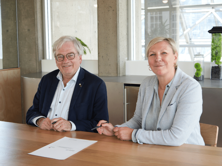 Rémi Quirion on the left and Emmanuelle Legault on the right, signing the FRQ agreement.