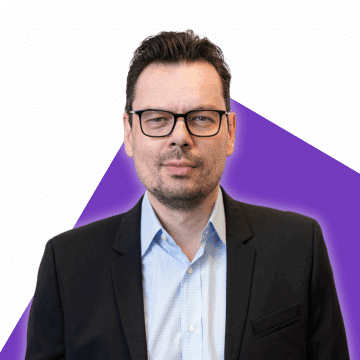Portrait de Kévin Bocquart sur un fond violet