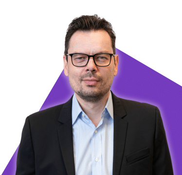 Portrait de Kévin Bocquart sur un fond violet