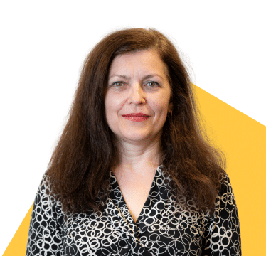 Portrait de Valentina Lupsan sur fond jaune